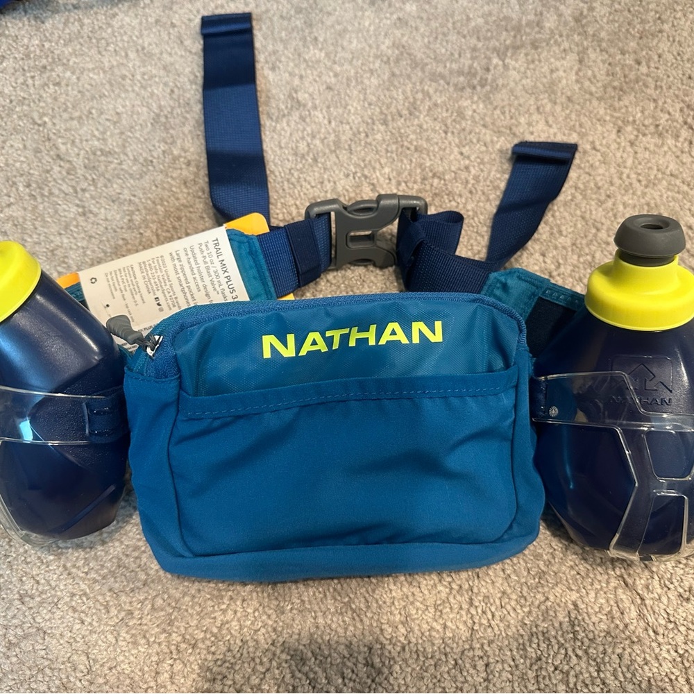 Nathan Trail Mix Plus 3.0 with 2 Bottles NWT